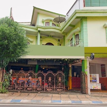 Oyo Life 3103 Opo Homestay & Kost Malang Exterior photo