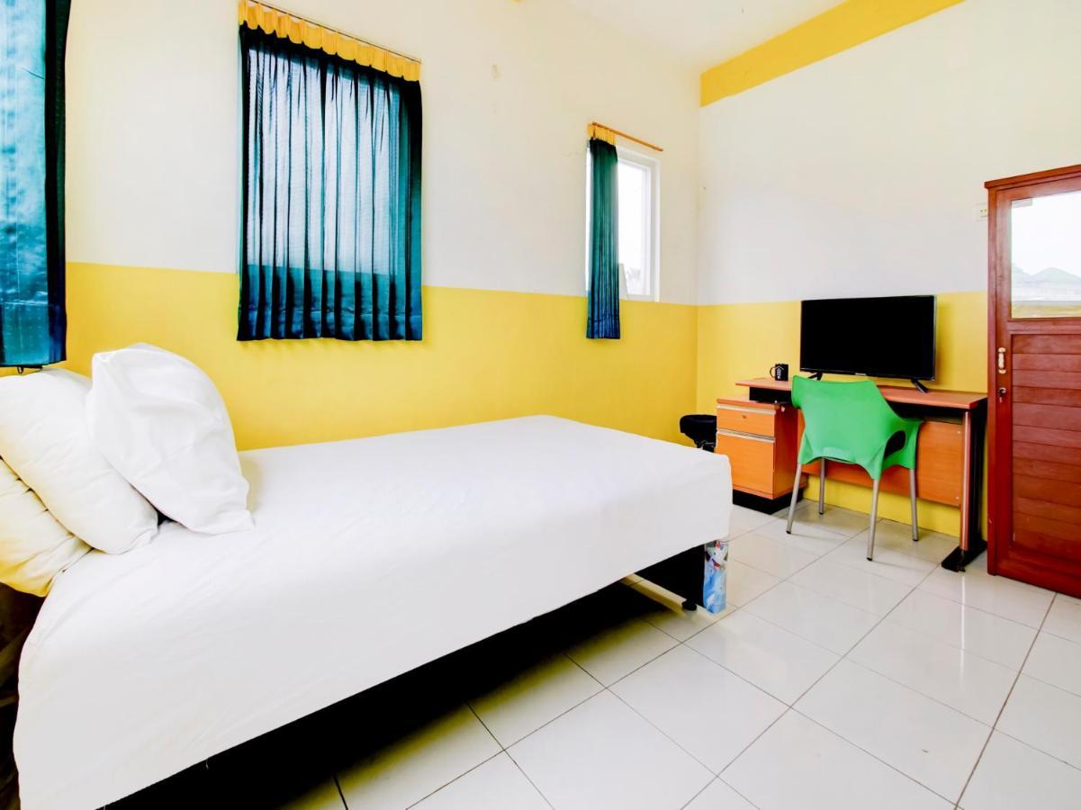 Oyo Life 3103 Opo Homestay & Kost Malang Exterior photo