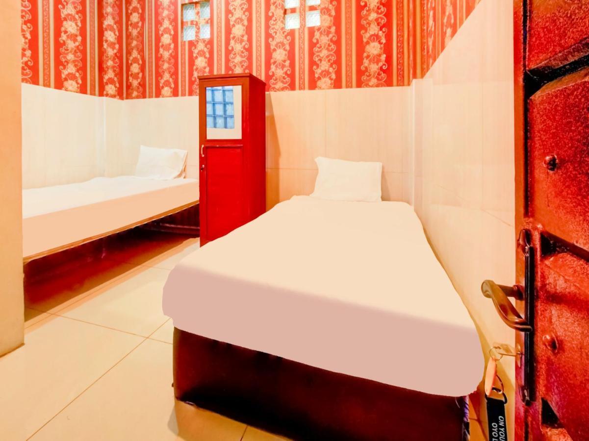 Oyo Life 3103 Opo Homestay & Kost Malang Exterior photo